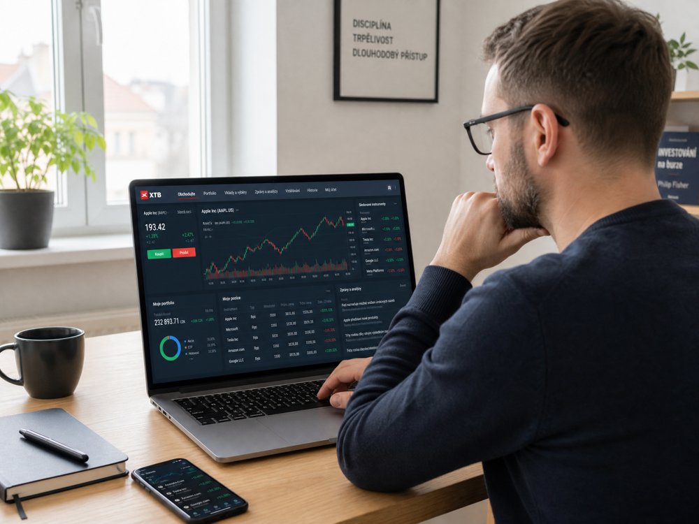 Investor obchoduje akcie online na notebooku z domova